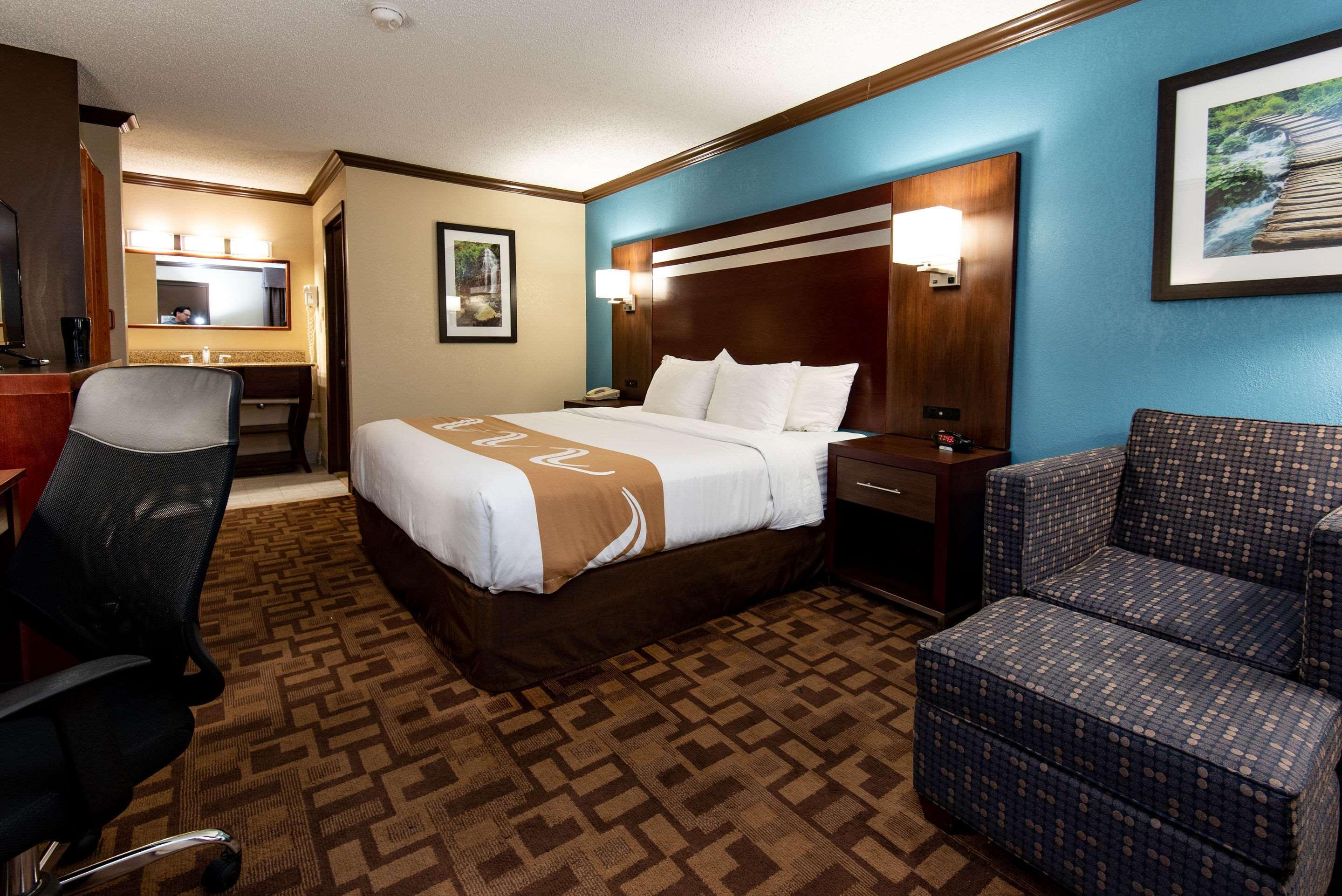 Quality Inn & Suites Quakertown-Allentown Bagian luar foto