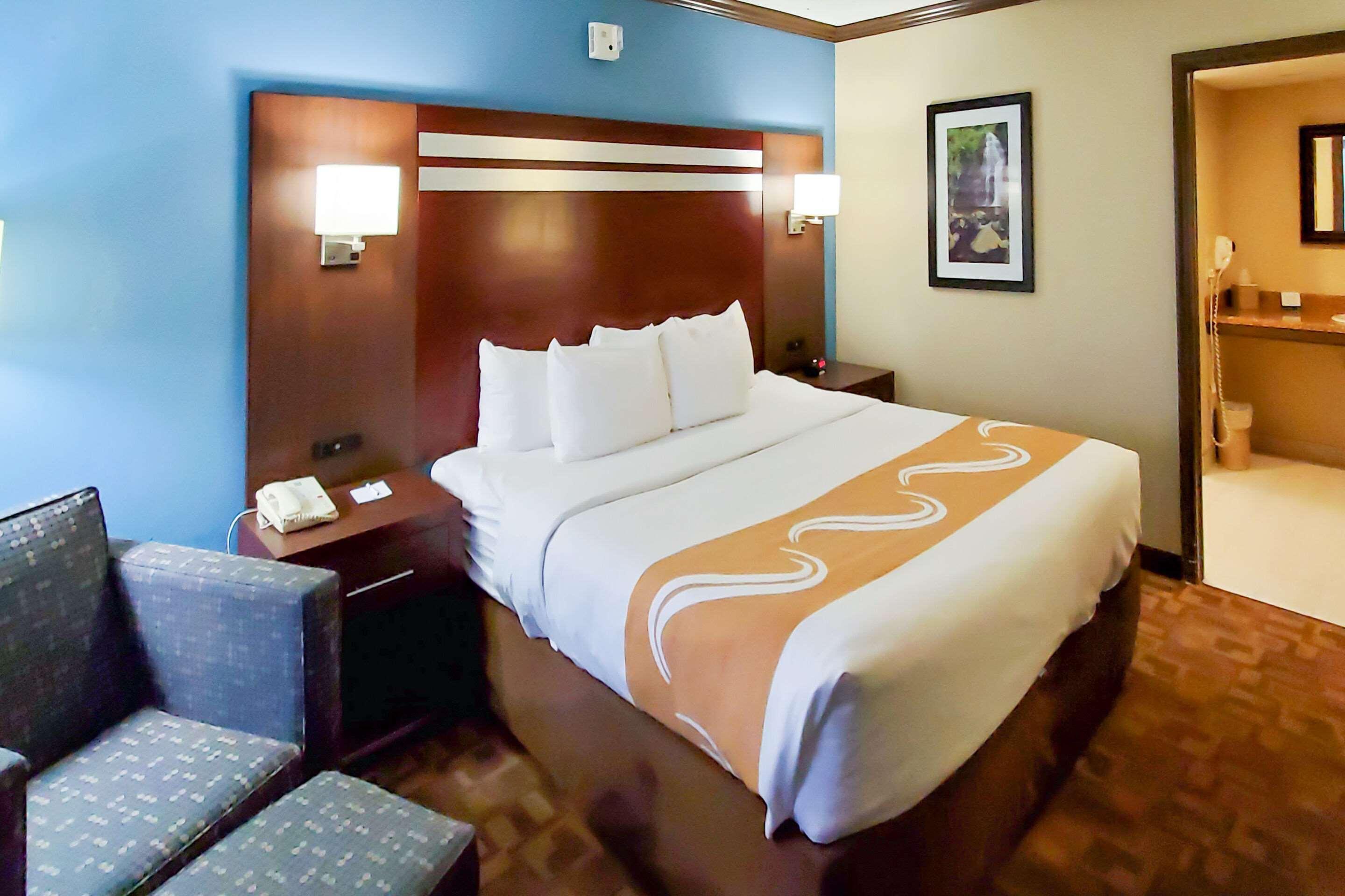 Quality Inn & Suites Quakertown-Allentown Bagian luar foto