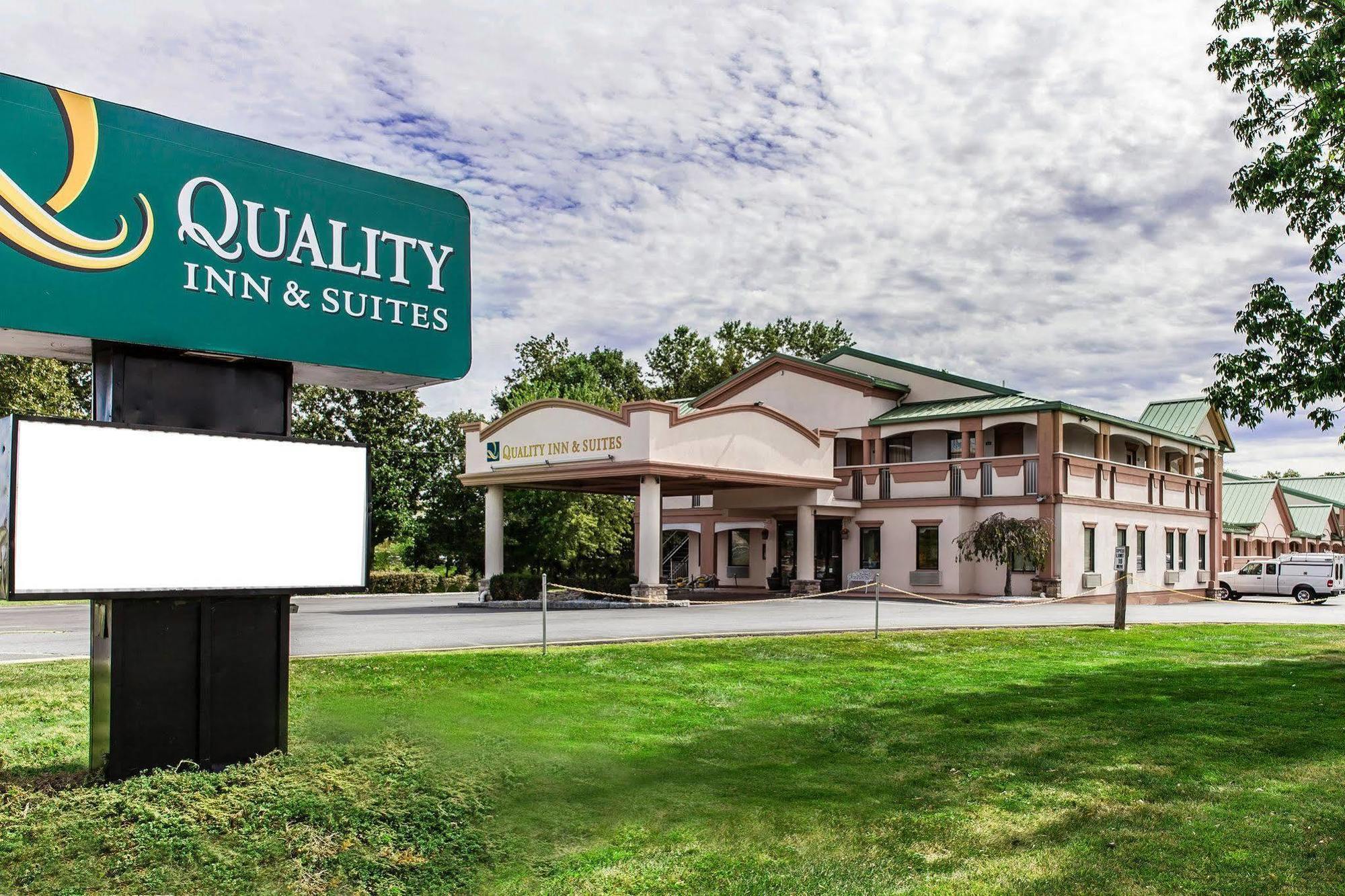 Quality Inn & Suites Quakertown-Allentown Bagian luar foto