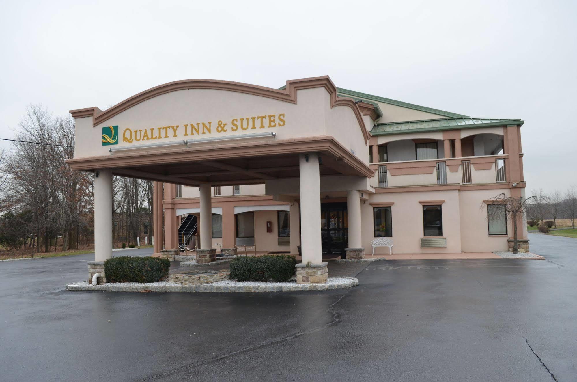 Quality Inn & Suites Quakertown-Allentown Bagian luar foto