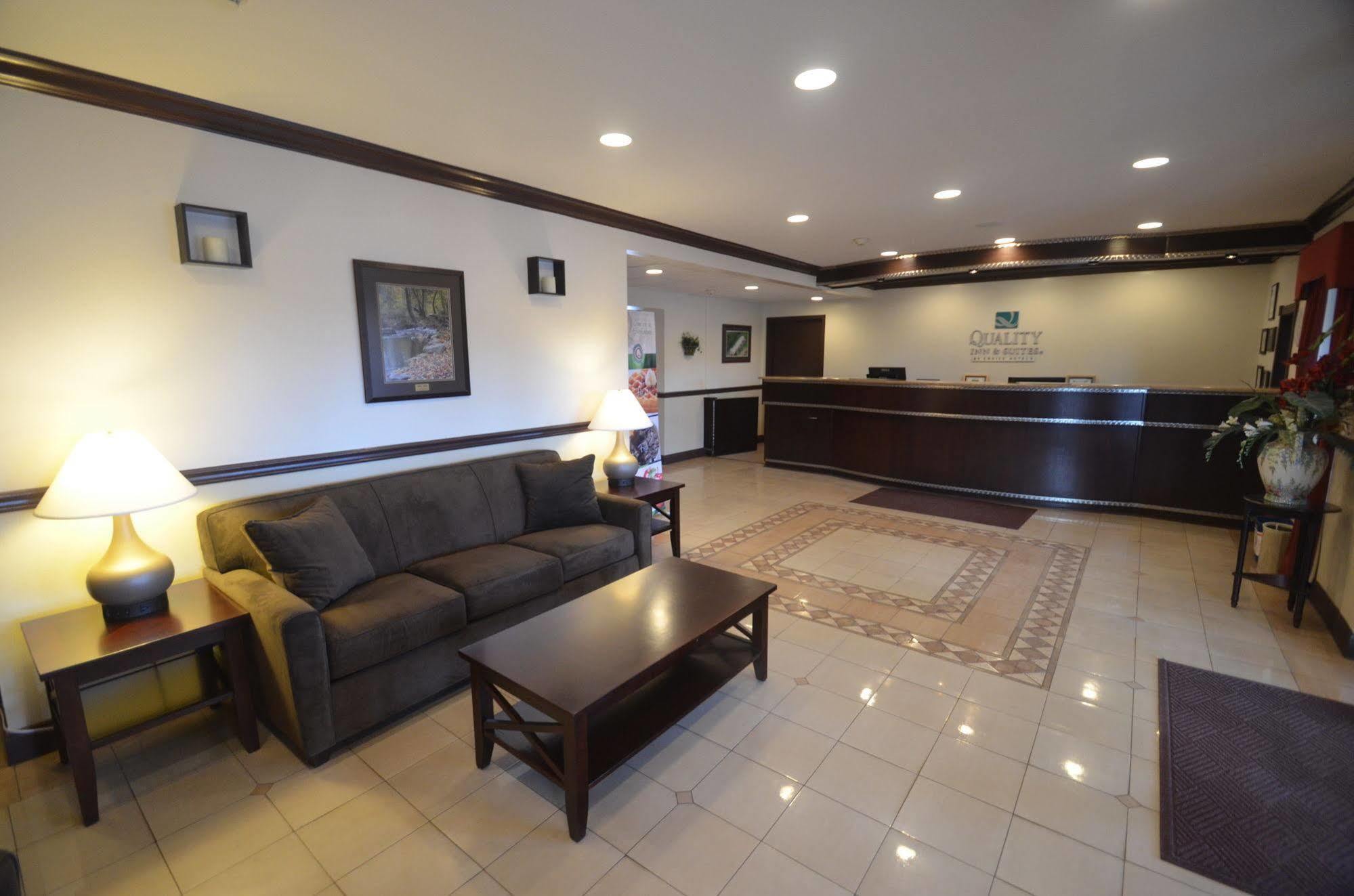 Quality Inn & Suites Quakertown-Allentown Bagian luar foto