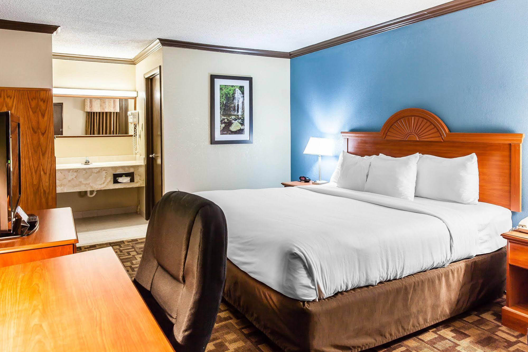 Quality Inn & Suites Quakertown-Allentown Bagian luar foto