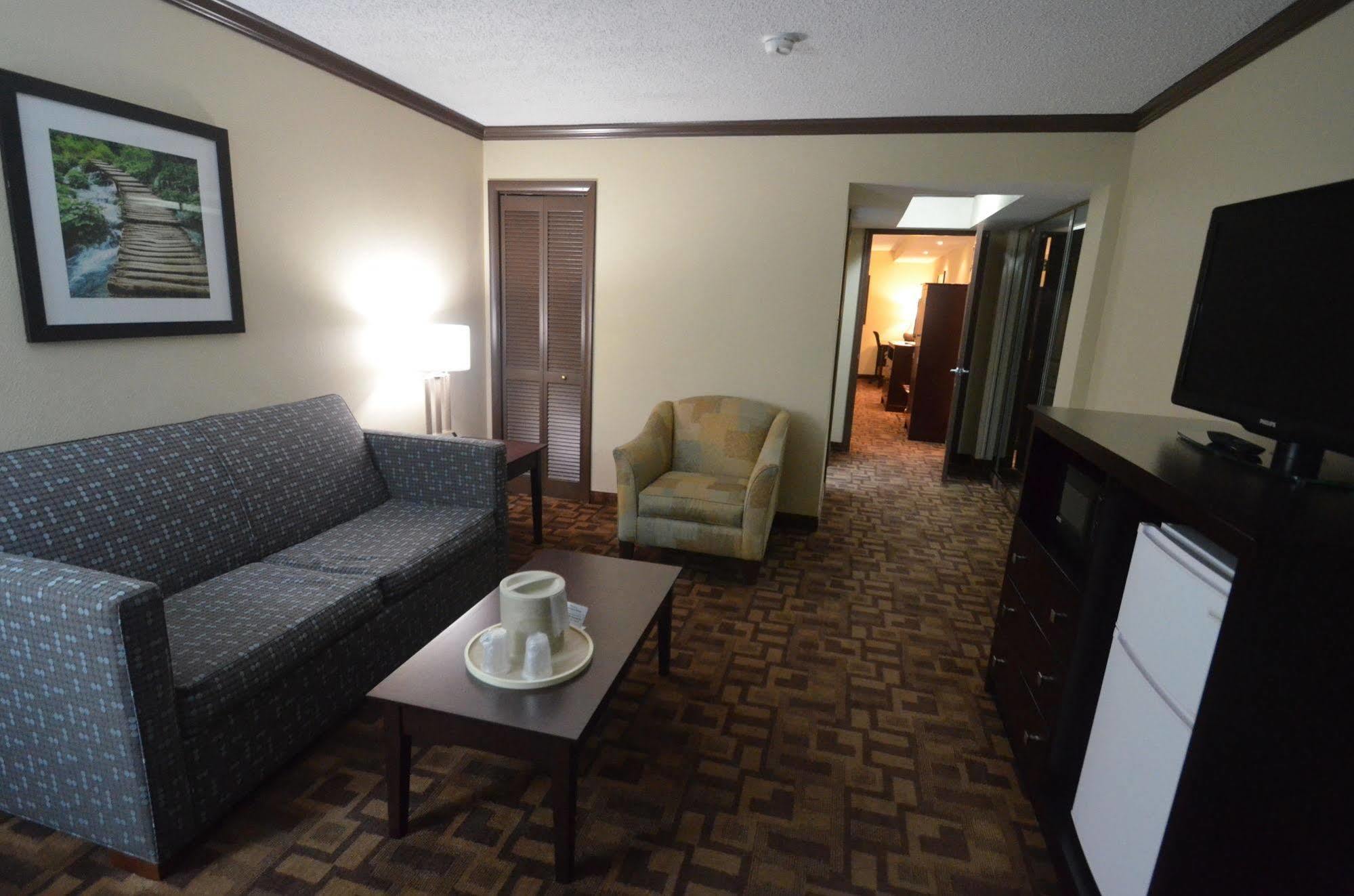 Quality Inn & Suites Quakertown-Allentown Bagian luar foto