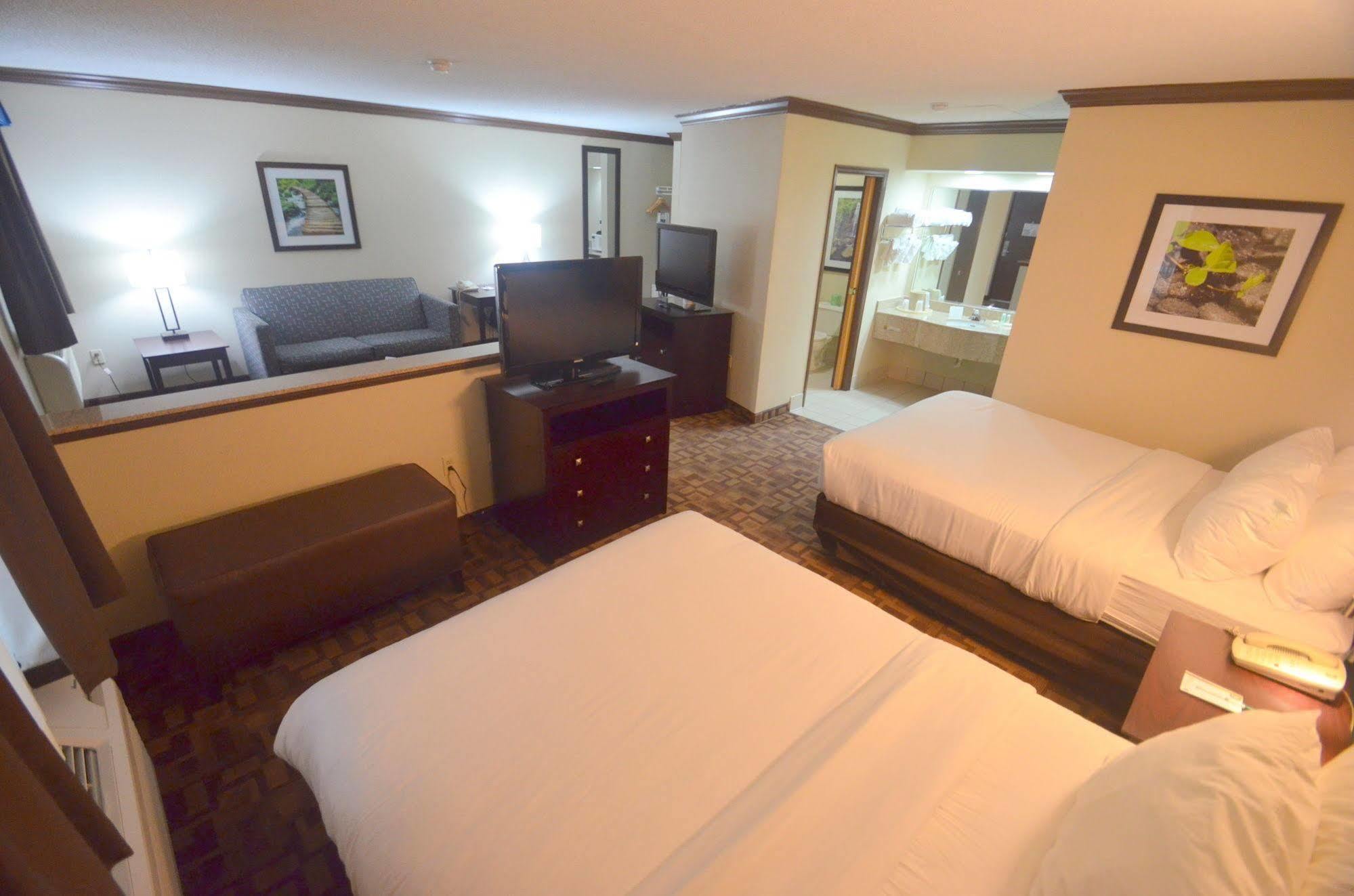 Quality Inn & Suites Quakertown-Allentown Bagian luar foto
