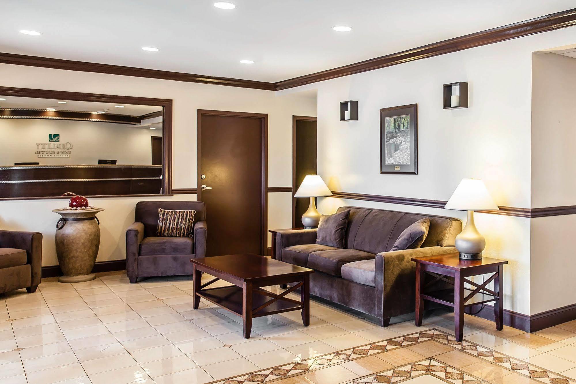 Quality Inn & Suites Quakertown-Allentown Bagian luar foto